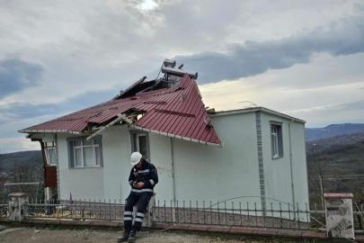Ordu’da fırtına nedeniyle çatı uçtu, ağaç devrildi