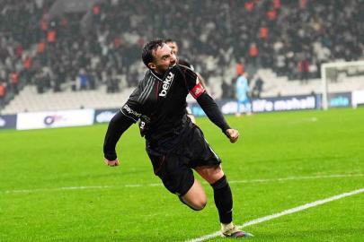 Orkun Kökçü gollerine devam ediyor