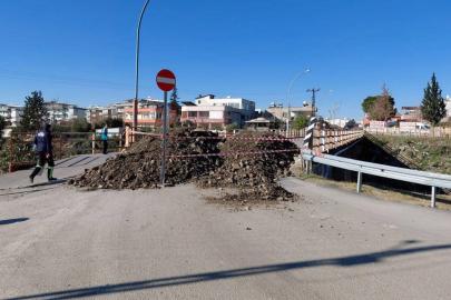 Ortasında delik oluşan köprü trafiğe kapatıldı