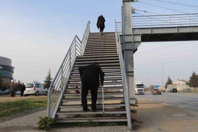 Ortasından çevre yolu geçen mahallede yaşlılar ve engelliler yolun karşı tarafına geçemiyor