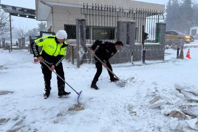 Osmaniye’de polisler kürek aldı, vatandaşın yolunu açtı