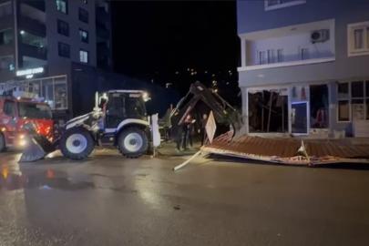 Osmaniye’de şiddetli rüzgar sundurma çatısını yerinden söktü