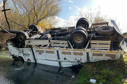 Osmaniye’de turp yüklü kamyon dereye devrildi