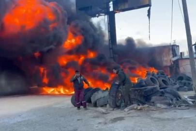 Oto lastikçide yangın: D-400’ü kara dumanlar kapladı