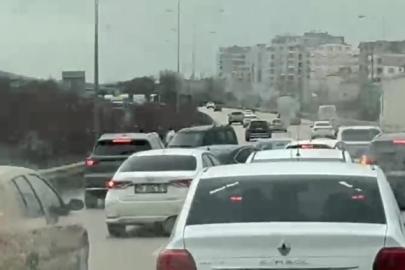 Otobanda tehlike...Ters yöne giren araç trafiği kilitledi
