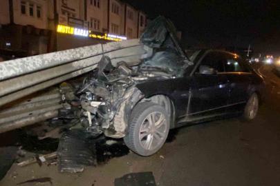 Otomobil bariyere saplandı: Sürücü yara almadan kurtuldu