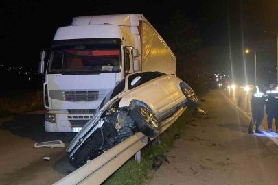 Otomobil bariyerlerde 15 metre sürüklenerek tıra çarptı: 4 yaralı
