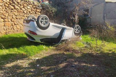 Otomobil boş araziye yuvarlandı: 4 yaralı