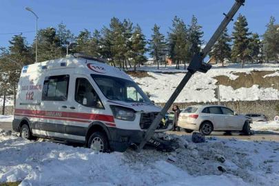 Otomobil ile ambulans çarpıştı: 2 yaralı