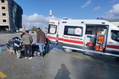 Otomobil ile çarpışan motosiklet sürücüsünün bacağı kırıldı