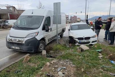 Otomobil ile minibüsün çarpıştığı kaza kamerada