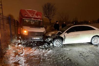 Otomobil kamyonetle kafa kafaya çarpıştı: 3 yaralı