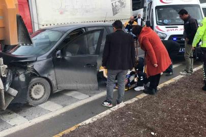 Otomobil, kırmızı ışıkta bekleyen tıra çarptı: 1 yaralı