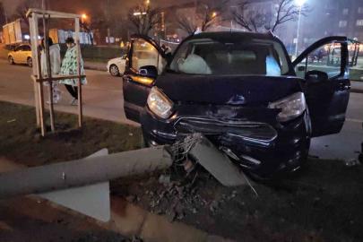 Otomobil refüje çıktı: Kaza anı kamerada