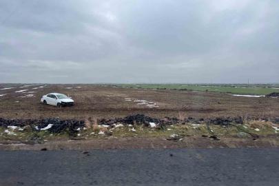 Otomobil tarlaya yuvarlandı, sürücü kazayı yara almadan atlattı