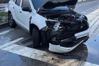 Otomobil yoldan çıkarak tabelaya çarptı: 8 kişi kazayı yara almadan atlattı