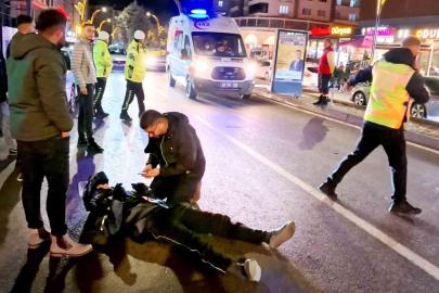 Otomobilin çarptığı motosiklet sürücüsü yaralandı