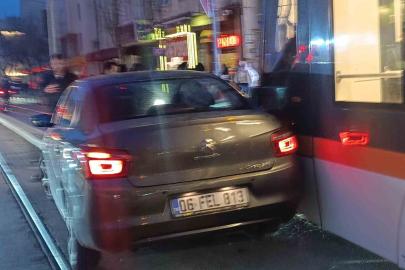 Otomobilin tramvayla çarpıştığı kazada maddi hasar oluştu