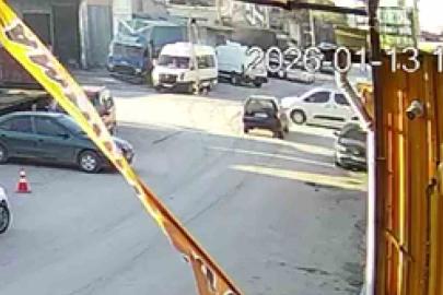 Otomobille çarpışan hafif ticari araç devrildi