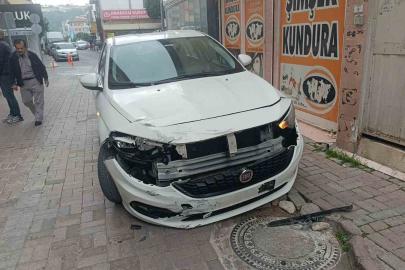 Otomobille motosikletin çarpışma anı kamerada: 1 yaralı
