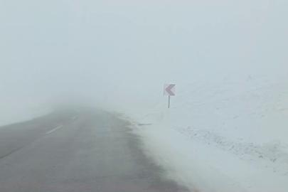 Palandöken geçidinde sis sürücülere zor anlar yaşatıyor