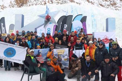 Palandöken Kayak Merkezi’nde Türkiye Buz Tırmanışı Şampiyonası gerçekleştirildi