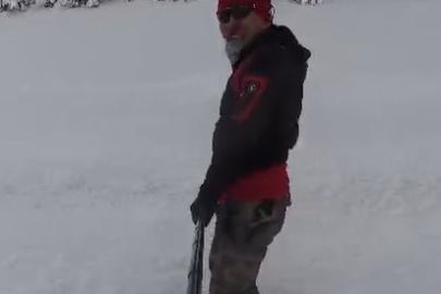 Palandöken’e gidemeyen kayak tutkunları köy yolunu piste çevirdi