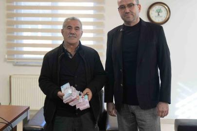 Para poşetini çöpe attı, çöp poşetiyle bankaya gitti