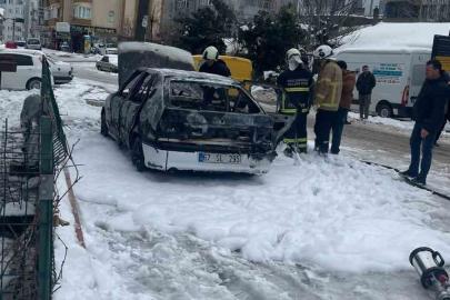 Park halindeki otomobil alev alev yandı