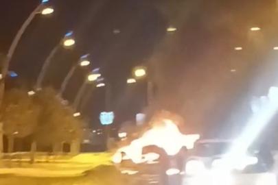 Park halindeki otomobil alev topuna döndü