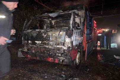 Park halindeyken yanan kamyonet kullanılamaz hale geldi