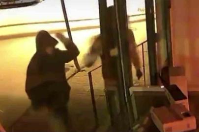 Parke taşıyla camları kırıp hırsızlık yaptılar: O anlar kamerada