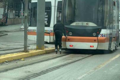 Patenli çocuk tramvayın arkasına tutunarak canını hiçe saydı