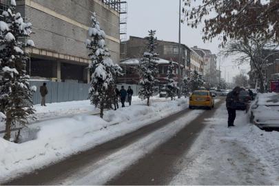 Patnos’ta kar yağışı yeniden etkisini gösterdi