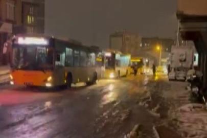Pendik’te ekipler karları temizledi, lastiği uygun olmayan İETT otobüsü yolda kaldı