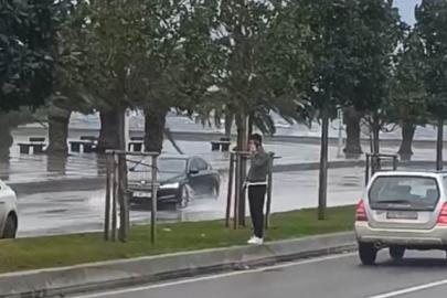 Pendik’te fırtına nedeniyle deniz suyu sahil yoluna vurdu