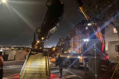 Pendik’te otomobil apartman bahçesine uçtu: 2 yaralı