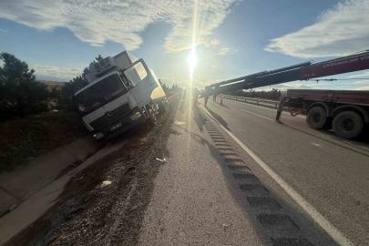 Peynir yüklü kamyon yan yattı