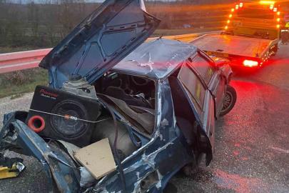 Pınarhisar’da otomobil bariyerlere çarpıp takla attı: 3 yaralı