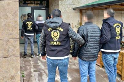 Polis hapis cezalarıyla aranan 2 kişiyi yakaladı