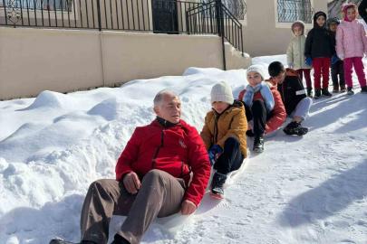 Poşetlerle kayarken sucuk mangala doydular