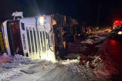 Refahiye’de hayvan yüklü tır kazası: 45 büyükbaş kurtarıldı