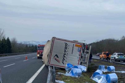 Refüje çarparak yan yatan tırın sürücüsü yaralandı