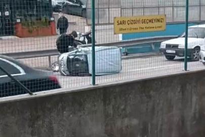 Rüzgarın etkisiyle devrilen otomobile çevredeki vatandaşlar koştu