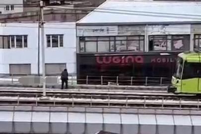 Rüzgarın kopardığı tabela metro hattına düştü