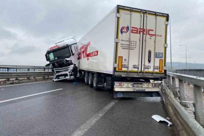 Sağanak beraberinde kazayı getirdi: Kuzey Marmara Otoyolu’nda tır makasladı