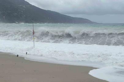 Sağanak yağış, Ölüdeniz’in rengini değiştirdi