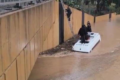 Sağanak yağmura servis aracında yakalananlar merdivenle kurtarıldı