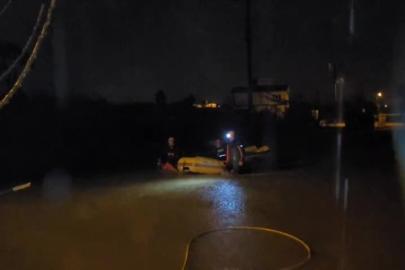 Sağanak yağmurun etkili olduğu Antalya’da mahsur kalan vatandaşlar botlarla kurtarıldı