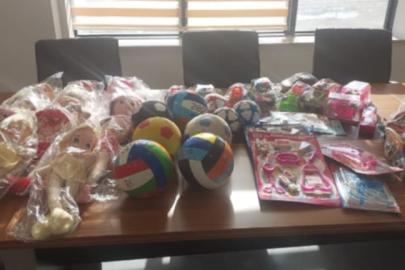 Sağlık çalışanlarından hasta çocuklara oyuncak sürprizi